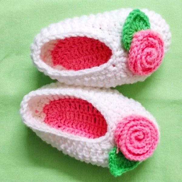 White crochet baby booties with pink roses