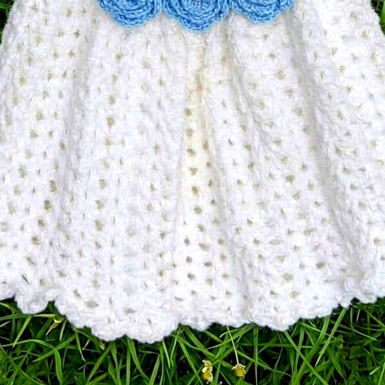 Close-up of the scalloped hem
