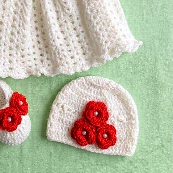 Close-up of the matching hat