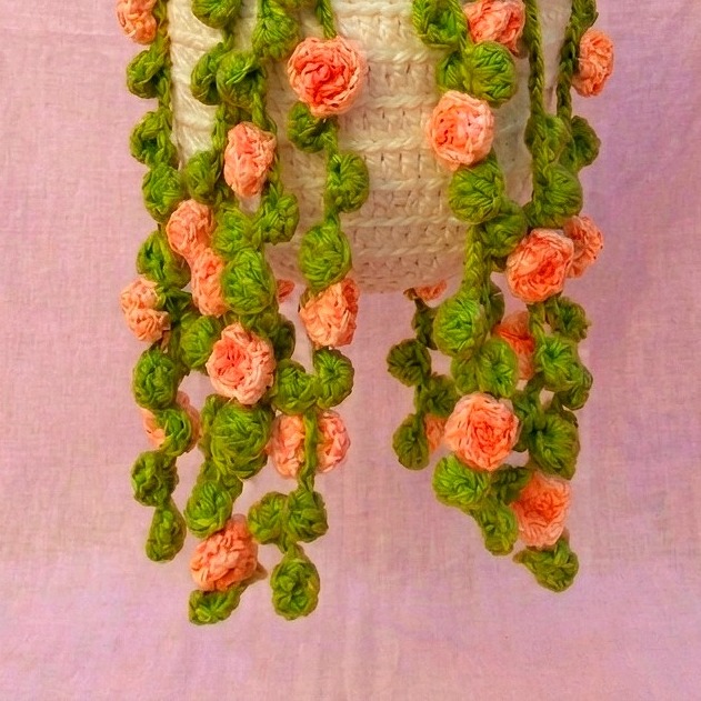 Close-up of the hanging flower strands
