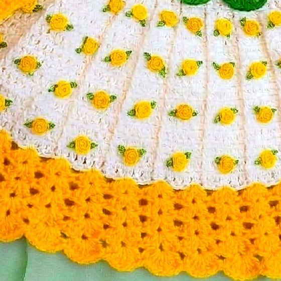 Close-up of the scalloped hem